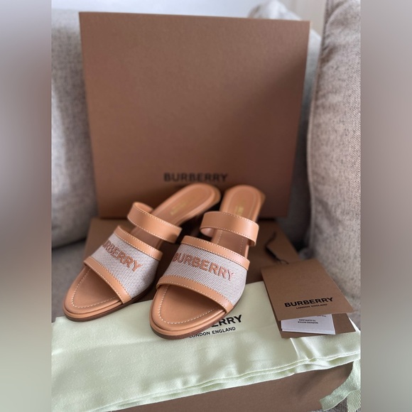 Burberry logo sandals | brand new never worn | box not included - Picture 9 of 11